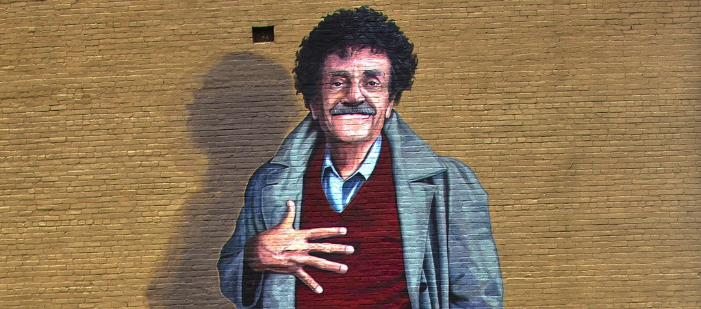 Kurt Vonnegut gigantesco em arte de prédio.