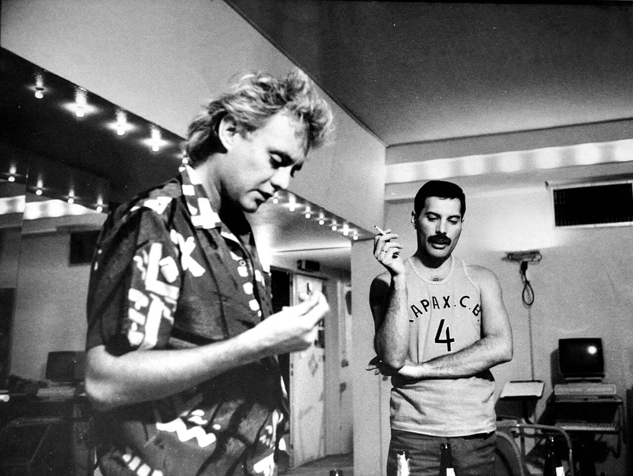 Roger Taylor e Freddie Mercury nos bastidores