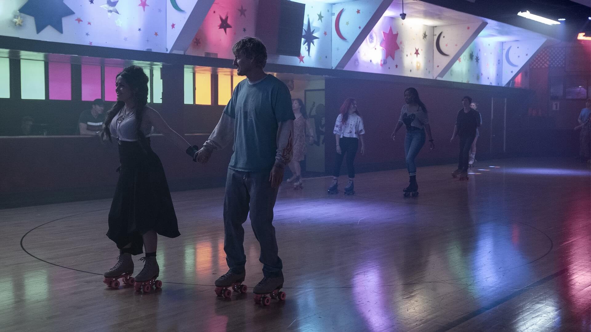 Salma Hayek e Owen Wilson em uma pista de patinacao no filme Bliss em busca da felicidade Disponivel na Amazon Prime Video