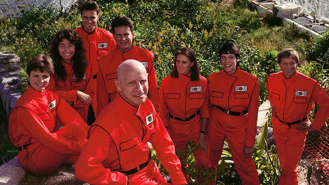 Fotografia com os oito integrantes do projeto Biosphere 2, que estão no documentario Missão Planeta Terra, disponivel na Netflix.