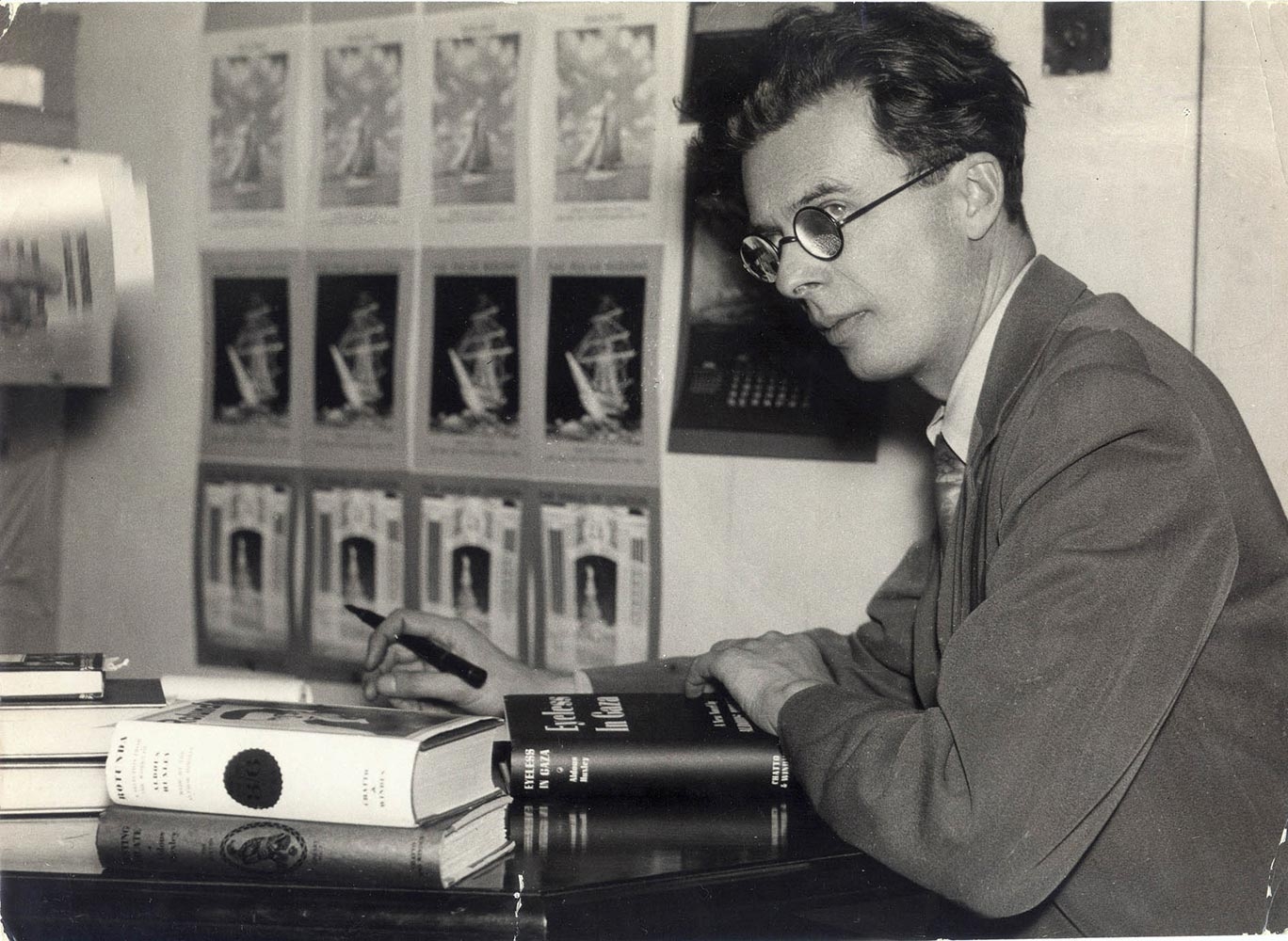O autor Aldous Huxley assinando obras